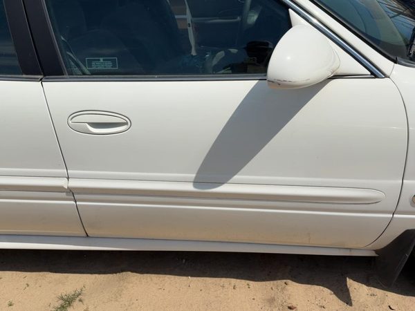2005 Buick LeSabre Front Door RH White 40U — photo 1