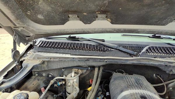 2001-2002 Chevy Silverado 2500 Windshield Wiper Cowl Vent Trim Panel Oem Cover — photo 2