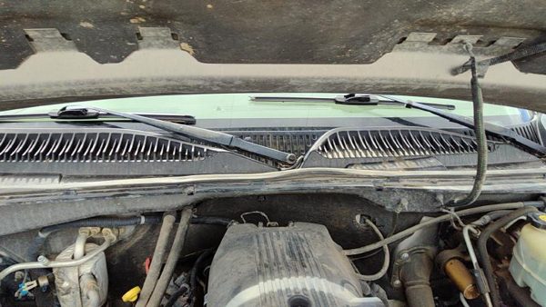 2001-2002 Chevy Silverado 2500 Windshield Wiper Cowl Vent Trim Panel Oem Cover — photo 3