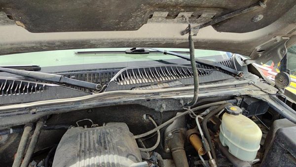 2001-2002 Chevy Silverado 2500 Windshield Wiper Cowl Vent Trim Panel Oem Cover — photo 4