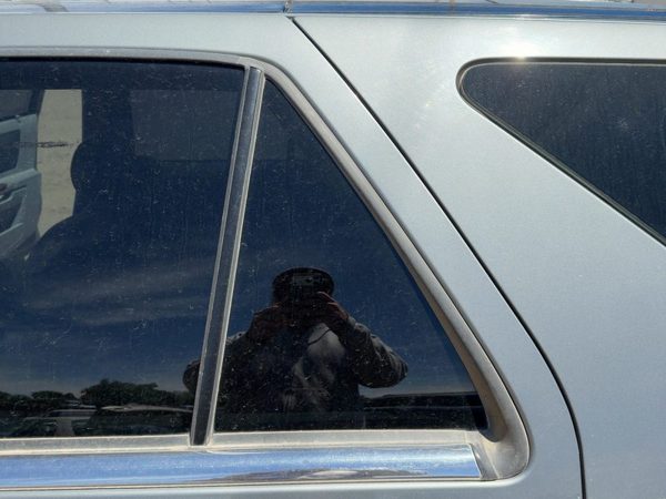 04-09 Cadillac Srx Driver Left Rear Vent Window Back Door Glass With Frame Oem — photo 1