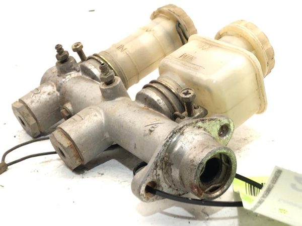 1970-1971 Nissan Datsun 240Z Brake Master Cylinder Oem Original With Reservoirs — photo 3