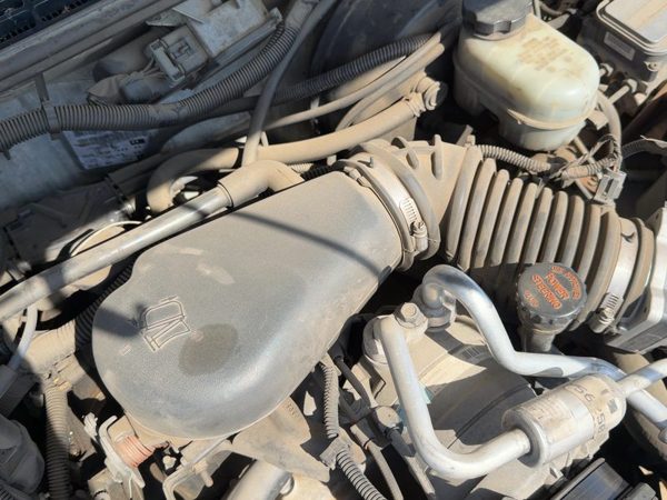96-05 Chevy S10 Blazer Complete Air Intake Cleaner Filter Box Housing with Tube — photo 4
