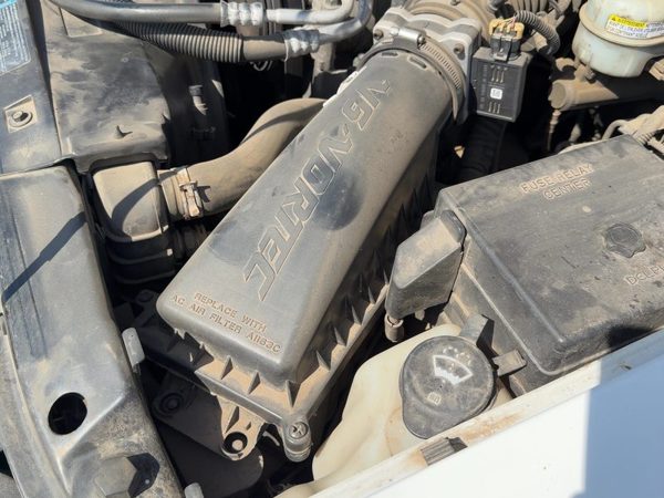 96-05 Chevy S10 Blazer Complete Air Intake Cleaner Filter Box Housing with Tube — photo 5