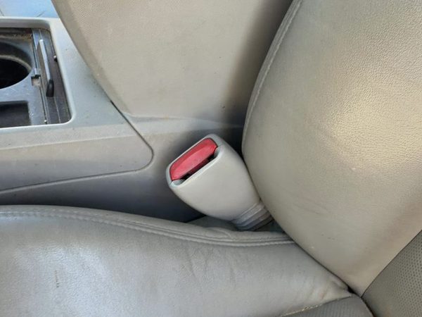 2004-2006 Cadillac Srx Driver Left Front Seat Belt Buckle Receiver Oem Gray 132 — photo 2