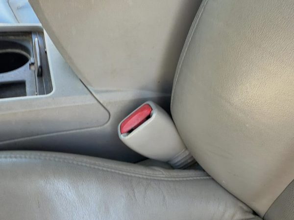 2004-2006 Cadillac Srx Driver Left Front Seat Belt Buckle Receiver Oem Gray 132 — photo 1