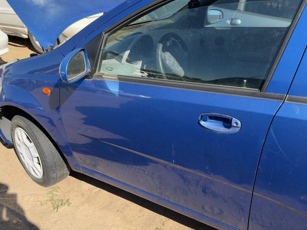 2004 Chevrolet Aveo Front Door LH Blue 33U — photo 2