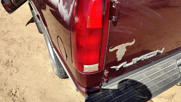 1999 GMC Yukon Tail Light Assembly LH — photo 2