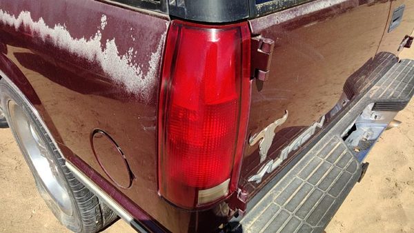 1999 GMC Yukon Tail Light Assembly LH — photo 4