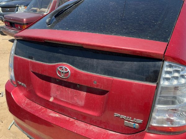 04-09 Prius Rear Spoiler Wing Lid Mounted Without Raised Fin Barcelona Red 3R3 — photo 1