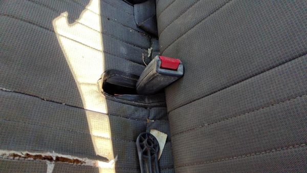 1995-1997 Nissan Hardbody Driver Left Front Seat Belt Buckle Receiver Oem Gray — photo 1