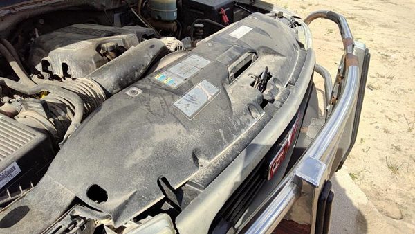 01-02 Sierra 2500 Hd Top Plastic Cover Above Radiator Support Oem Sight Shield — photo 3