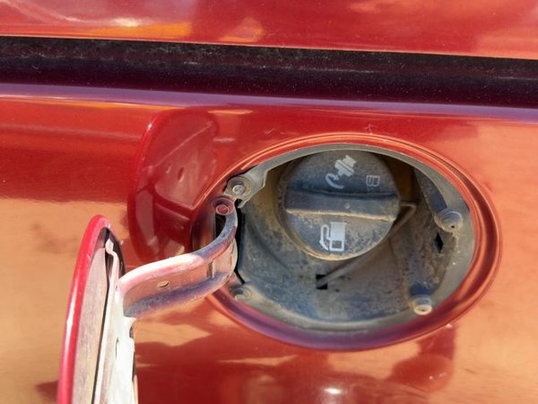 2001-2005 Chevy Venture Fuel Filler Neck Assembly With Gas Cap Oem 25827595 — photo 2