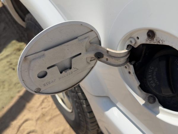 96-05 Chevy S10 Blazer Fuel Tank Door With Hinge Gas Lid Oem Filler White 50U — photo 3
