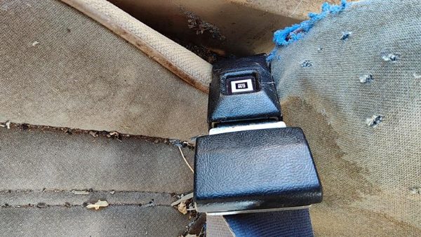 1985 Pontiac Sunbird Driver Left Front Seat Belt Buckle Receiver Oem — photo 2