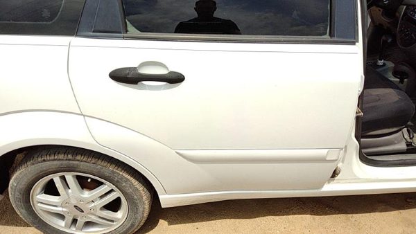 2000 Ford Focus Rear Door RH White Yz — photo 1