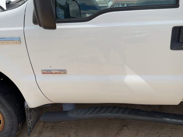 2005 Ford F350 Front Door LH White — photo 4