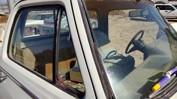 81-86 Dodge D350 Passenger Right Front Vent Window Small Door Glass With Frame — photo 3