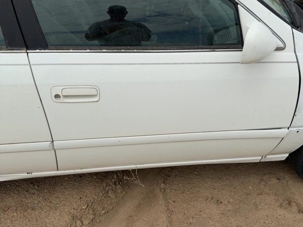 2000 Toyota Camry Front Door RH White 040 — photo 3