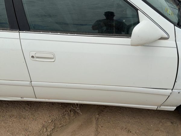 2000 Toyota Camry Front Door RH White 040 — photo 1