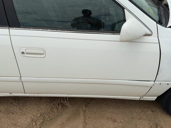 2000 Toyota Camry Front Door RH White 040 — photo 2