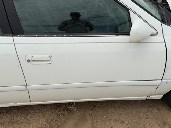 2000 Toyota Camry Front Door RH White 040 — photo 4