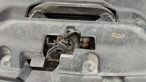 1999-2001 Chevy Silverado 2500 Hd Hood Latch Assembly With Bracket Oem 88980512 — photo 1