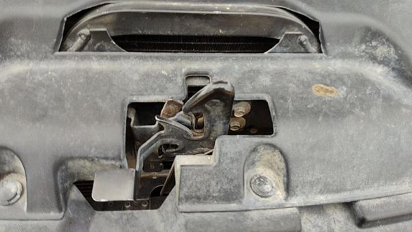 1999-2001 Chevy Silverado 2500 Hd Hood Latch Assembly With Bracket Oem 88980512 — photo 2