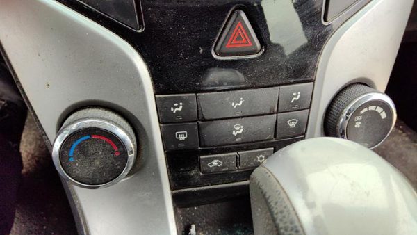 2011 Chevy Cruze Heater A/c Control Temperature Module In Dash AC Head Unit OEM — photo 1