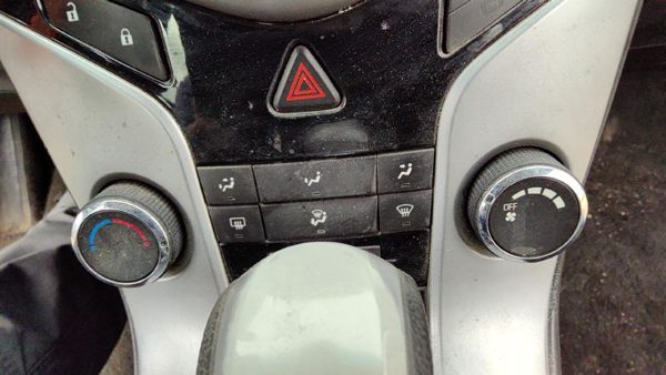 2011 Chevy Cruze Heater A/c Control Temperature Module In Dash AC Head Unit OEM — photo 4