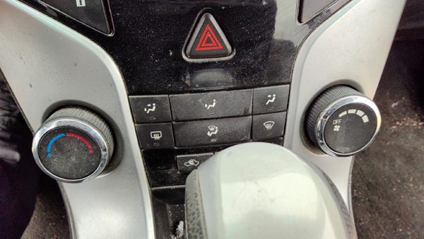 2011 Chevy Cruze Heater A/c Control Temperature Module In Dash AC Head Unit OEM — photo 2
