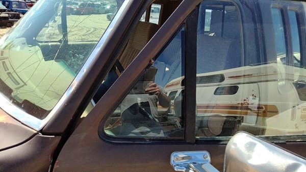 80-91 Ford F150 Driver Left Front Vent Window Small Door Glass With Frame Oem — photo 3