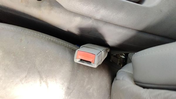 95-99 Chevy Suburban Driver Left Front Seat Belt Buckle Receiver Oem Gray 132 — photo 4