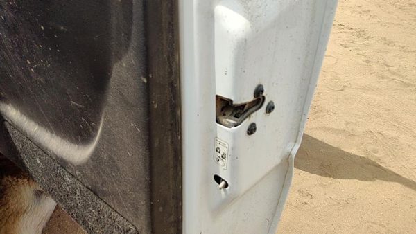 2001-07 Silverado 2500 Hd Passenger Right Rear Door Latch With Rods/cables Back — photo 4