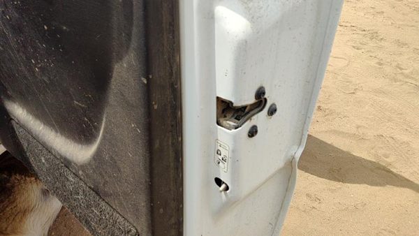 2001-07 Silverado 2500 Hd Passenger Right Rear Door Latch With Rods/cables Back — photo 3