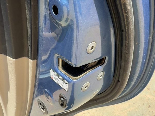 2005 Toyota Prius Passenger Right Rear Door Latch With Rods/Cables Oem Back — photo 2
