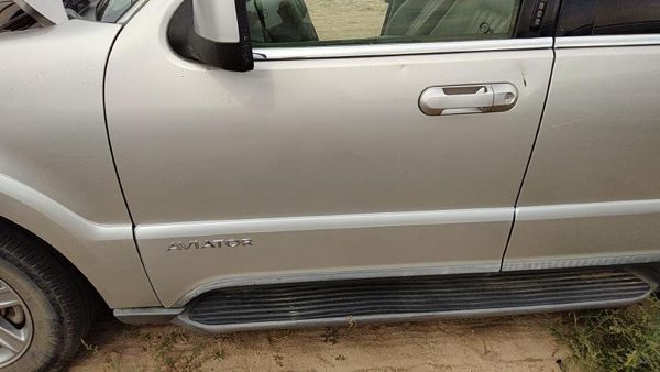 2003 Lincoln Aviator Front Door LH Silver Jp — photo 3