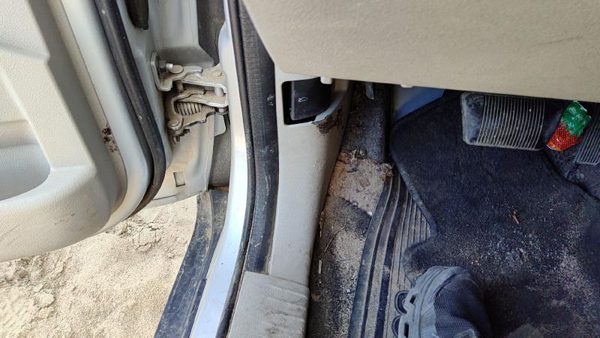 2005-2010 Jeep Grand Cherokee Driver Left Lower Kick Trim Panel Oem Gray D1 — photo 2