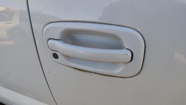 00-06 Chevy Suburban Passenger Right Front Outside Door Handle 50U Summit White — photo 2