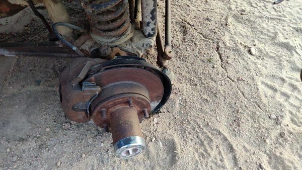 1979 Ford F150 Passenger Right Front Spindle Steering Knuckle With Wheel Hub 4X4 — photo 1