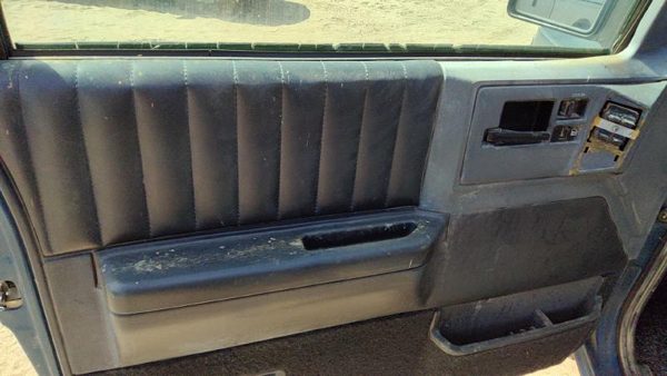 1994 Chevy S10 Blazer Driver Left Front Door Trim Panel With Master Switch Black — photo 4