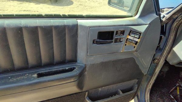1994 Chevy S10 Blazer Driver Left Front Door Trim Panel With Master Switch Black — photo 5