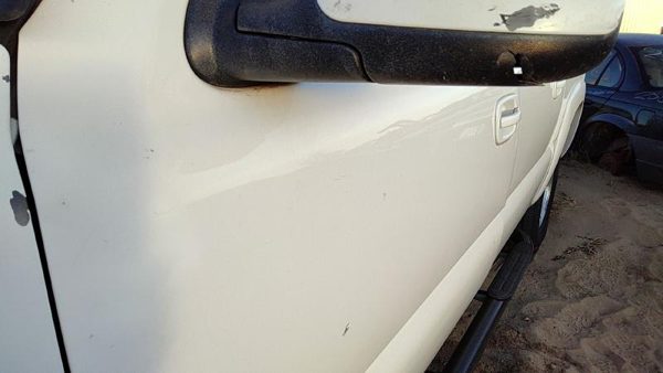 2001 Suburban 1500 Front Door LH 50U Summit White — photo 3
