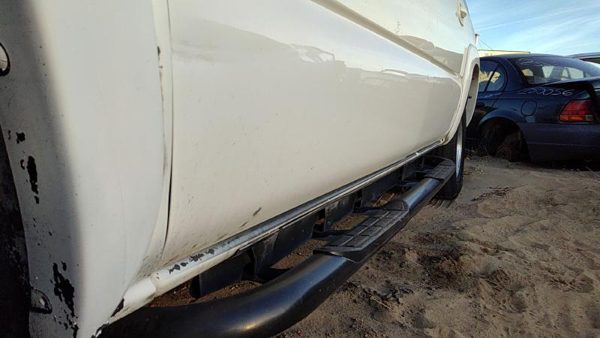 2001 Suburban 1500 Front Door LH 50U Summit White — photo 8