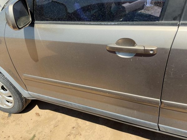 2005 Honda CR-V Front Door LH Gold — photo 2