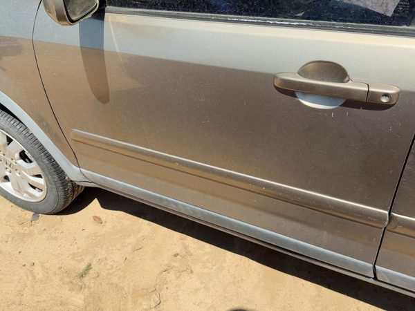 2005 Honda CR-V Front Door LH Gold — photo 4