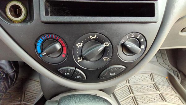 00-07 Focus Station Wagon Temperature Control Module In Dash Heater Ac Head Unit — photo 1