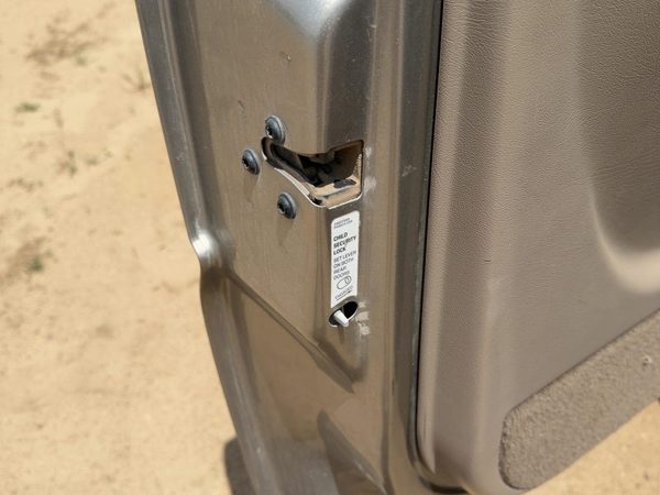 2000-2006 Chevy Suburban Driver Left Rear Door Latch With Rods/Cables Oem Back — photo 1