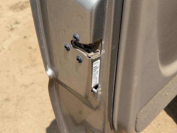 2000-2006 Chevy Suburban Driver Left Rear Door Latch With Rods/Cables Oem Back — photo 2