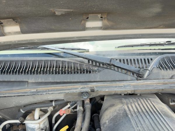 1999-2007 Chevy Suburban Windshield Wiper Cowl Vent Trim Panel Oem Cover — photo 3